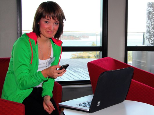 Sandra programmerar sajten mammaiform.se